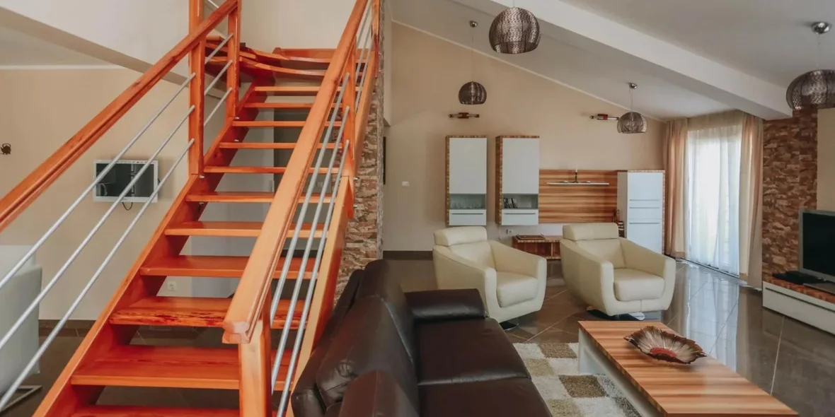 деревянная лестница в квартире в Черногории