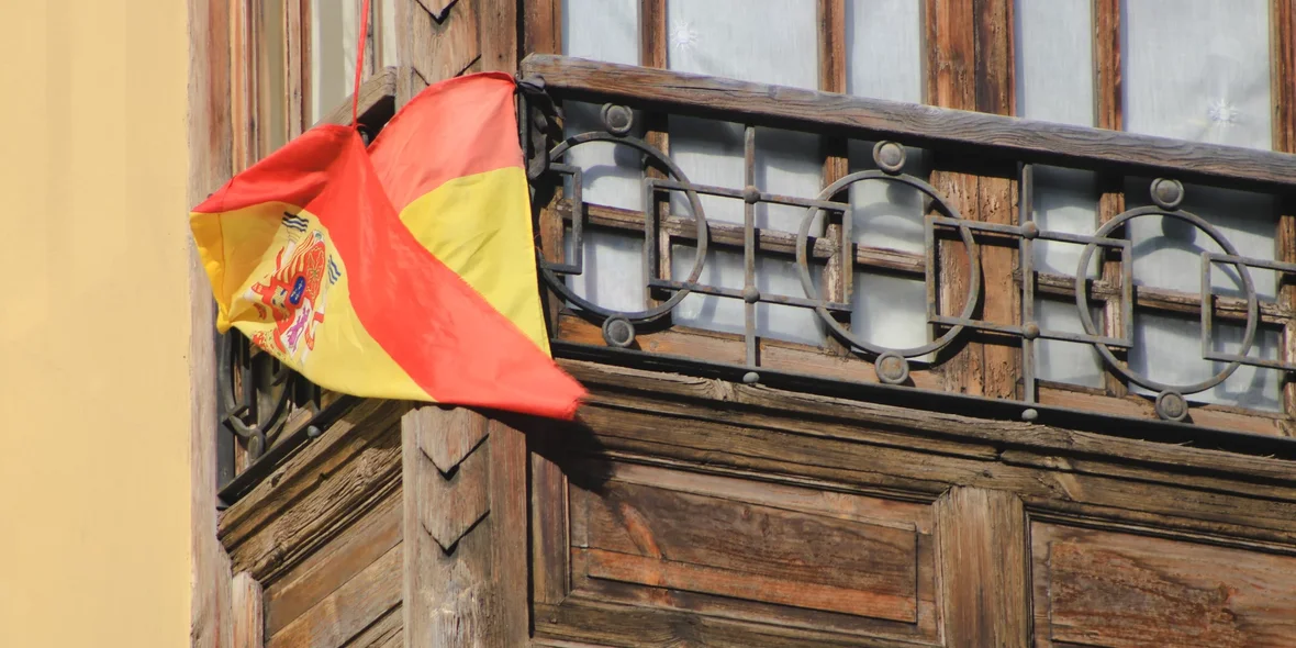 Bandera de España en un balcón de Valencia, España