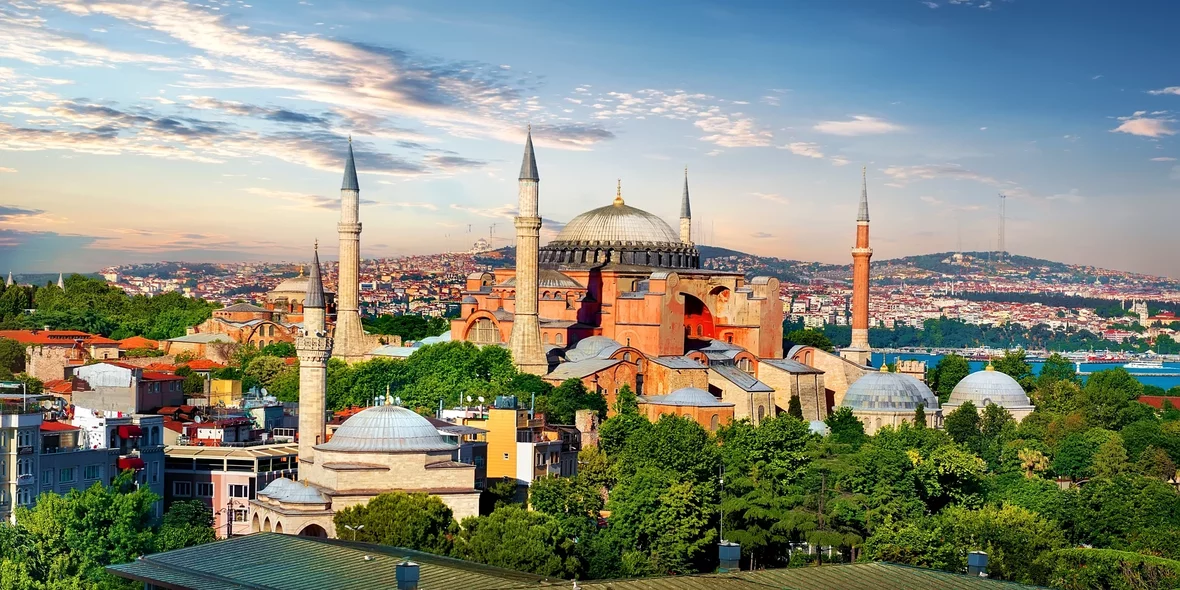Вид на Собор и здания в Турции