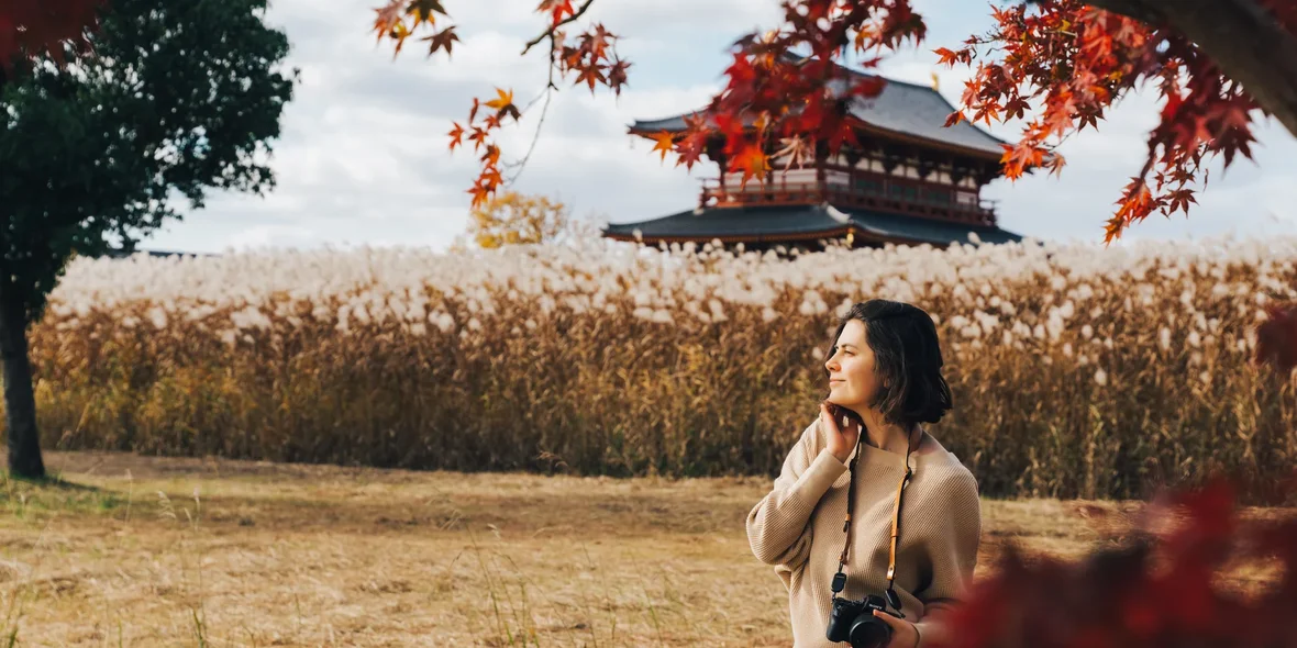 ein Mädchen vor der Kulisse des Heijo-Palastes, Japan