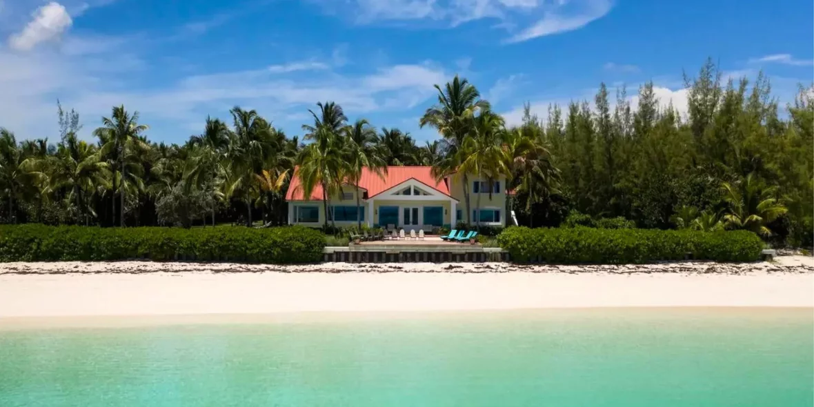 Вилла с красной крышей на берегу океана на Багамских островах