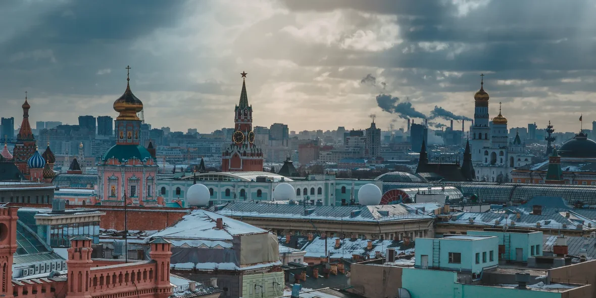 Россия, городской пейзаж Москвы. Вид с крыши дома в центральной части города