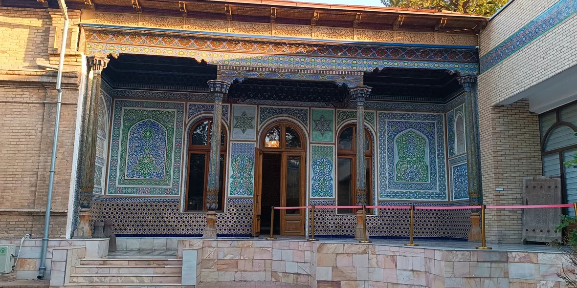 Вход в музей прикладного искусства в Ташкенте