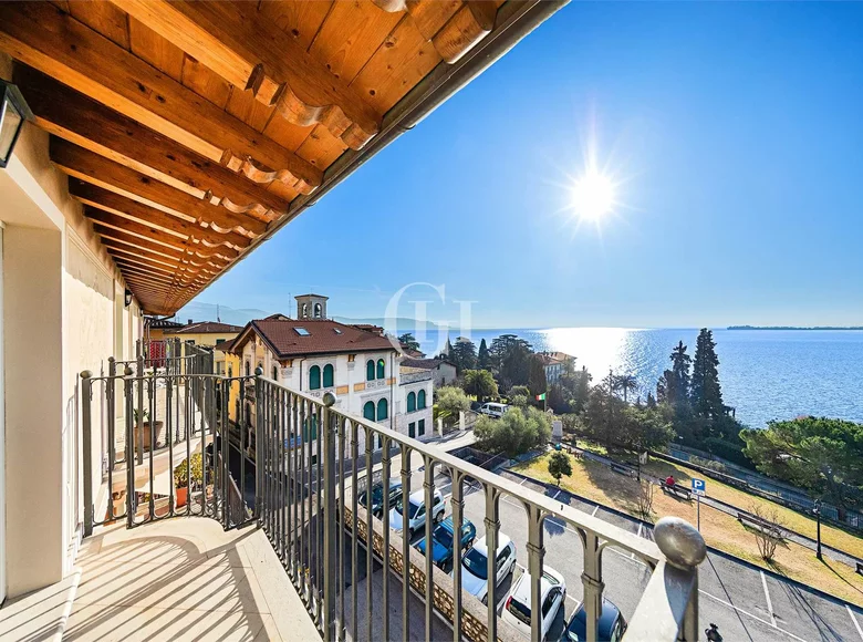 Mieszkanie 4 pokoi 124 m² Gardone Riviera, Włochy