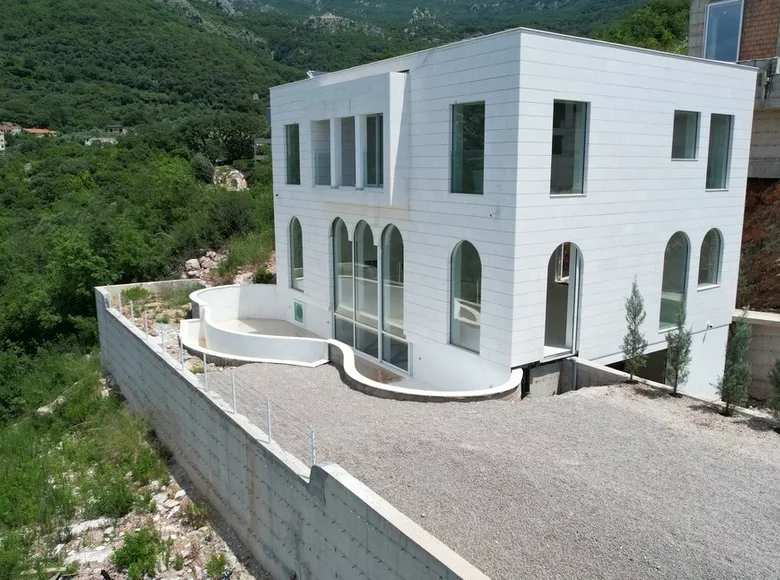 Villa de 4 dormitorios 375 m² Kamenovo, Montenegro