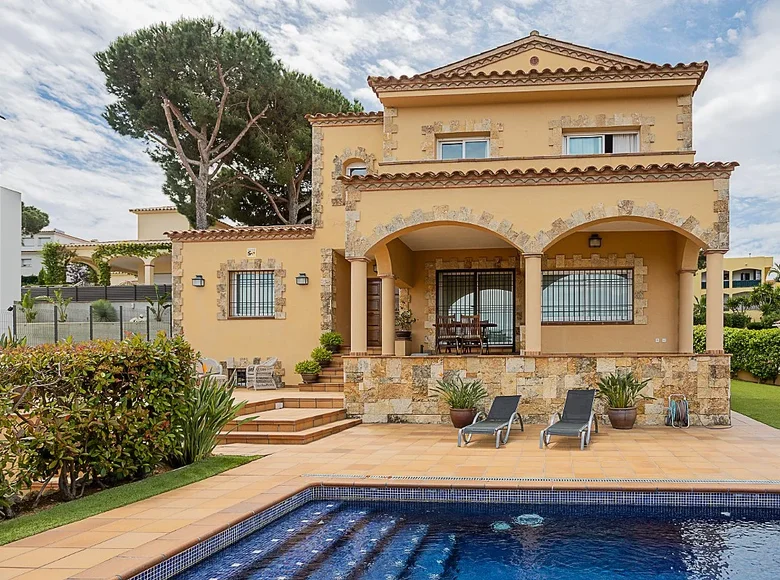 4-Schlafzimmer-Villa 332 m² Lloret de Mar, Spanien
