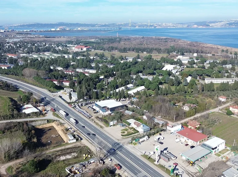 Shop 500 m² in Altinova, Turkey