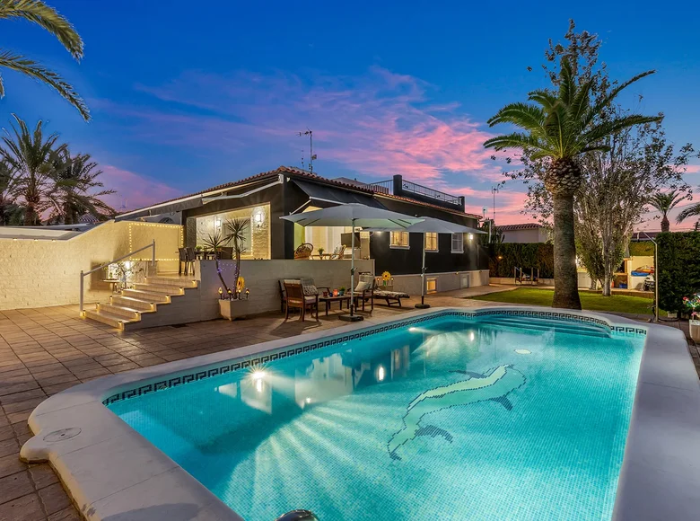 4-Schlafzimmer-Villa 141 m² Torrevieja, Spanien