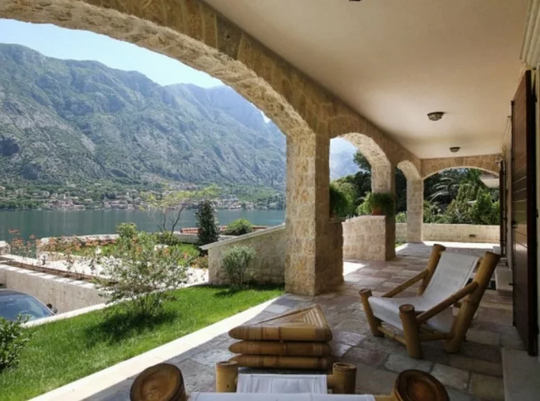 Casa 4 habitaciones 497 m² Kotor, Montenegro