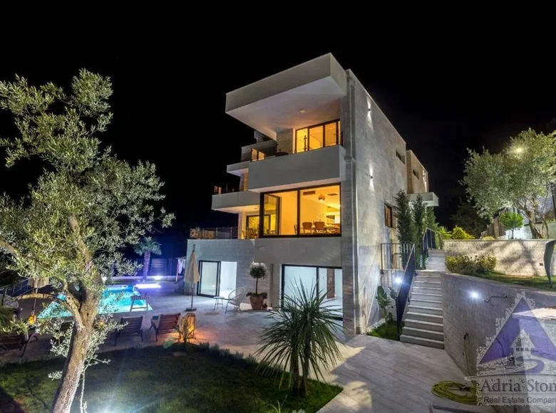 5 bedroom villa 420 m² Đenovići, Montenegro