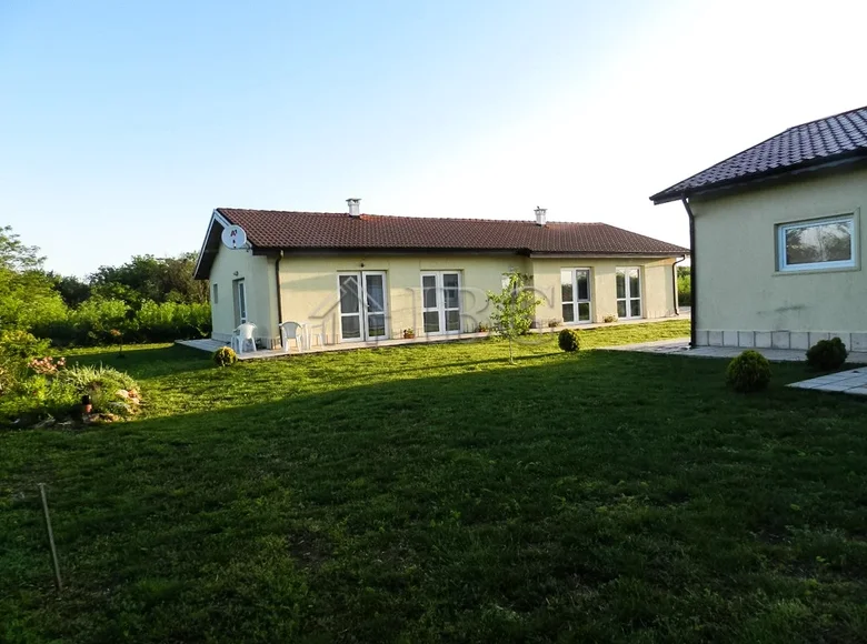 2 bedroom house 80 m² Ezerets, Bulgaria