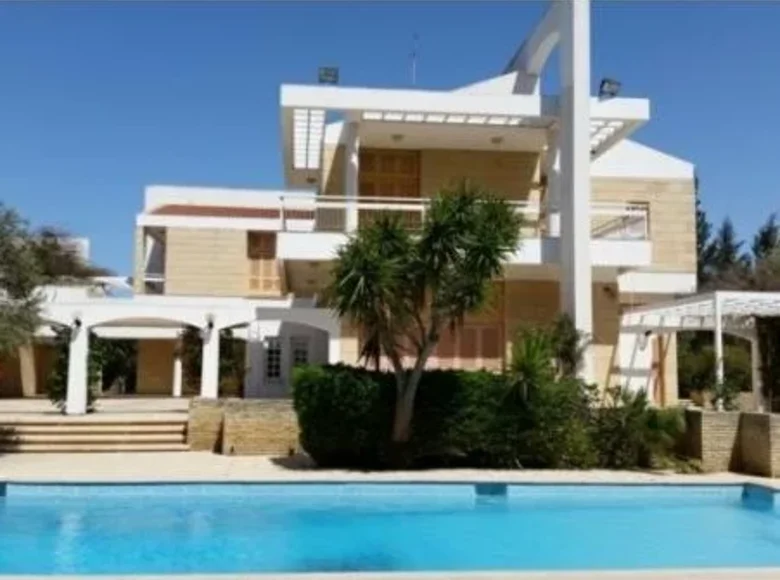 5 bedroom house 1 000 m² Strovolos, Cyprus