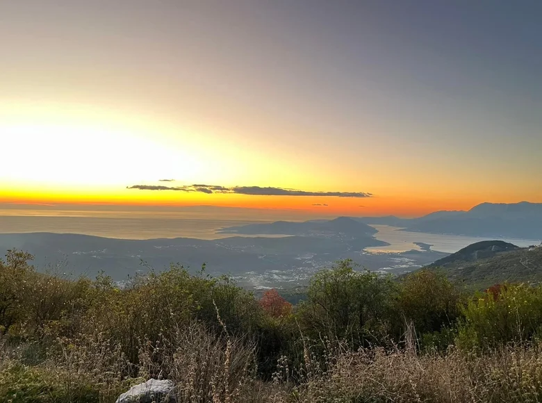 Grundstück  Njegusi, Montenegro