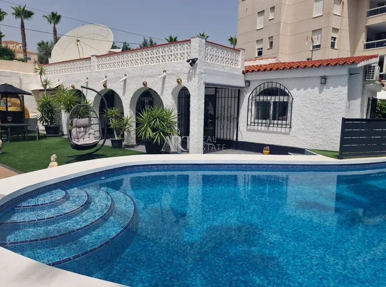 4-Schlafzimmer-Villa 190 m² lAlfas del Pi, Spanien