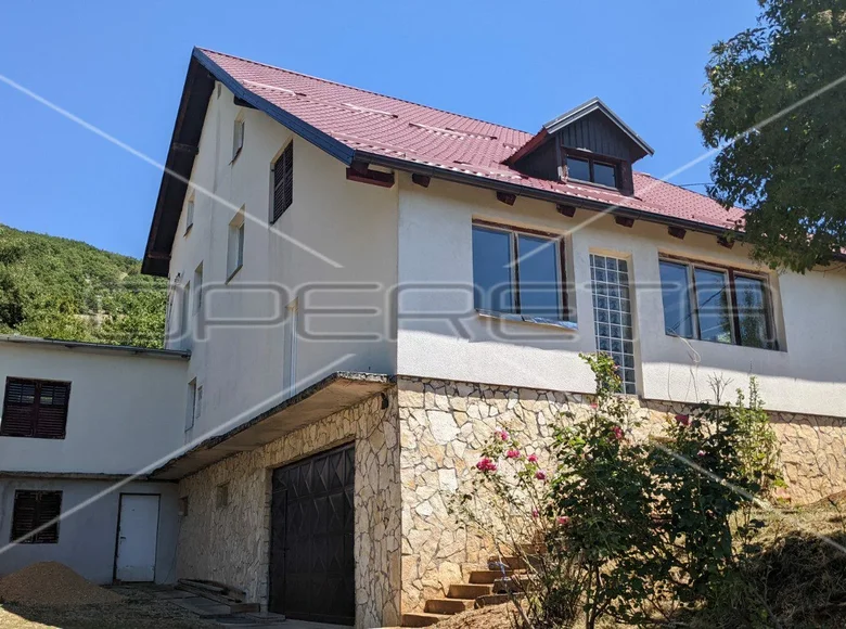 House 10 rooms 300 m² Udbina, Croatia