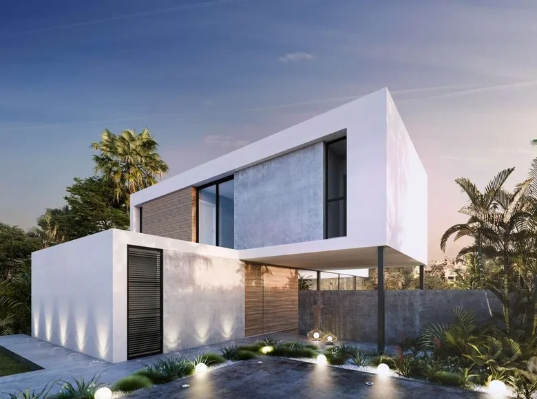 Villa de tres dormitorios 368 m² Estepona, España