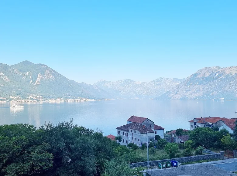 4 bedroom house 289 m² Dobrota, Montenegro