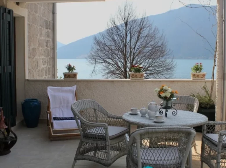 Casa 10 habitaciones 385 m² Risan, Montenegro