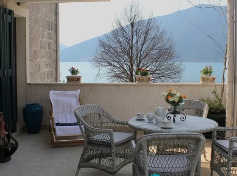 House 10 bedrooms 385 m² Risan, Montenegro