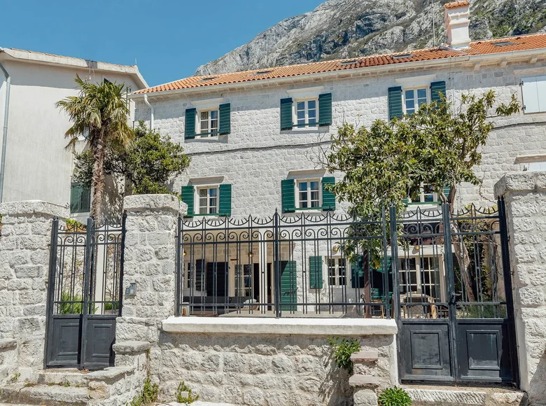 5 bedroom villa 490 m² Dobrota, Montenegro