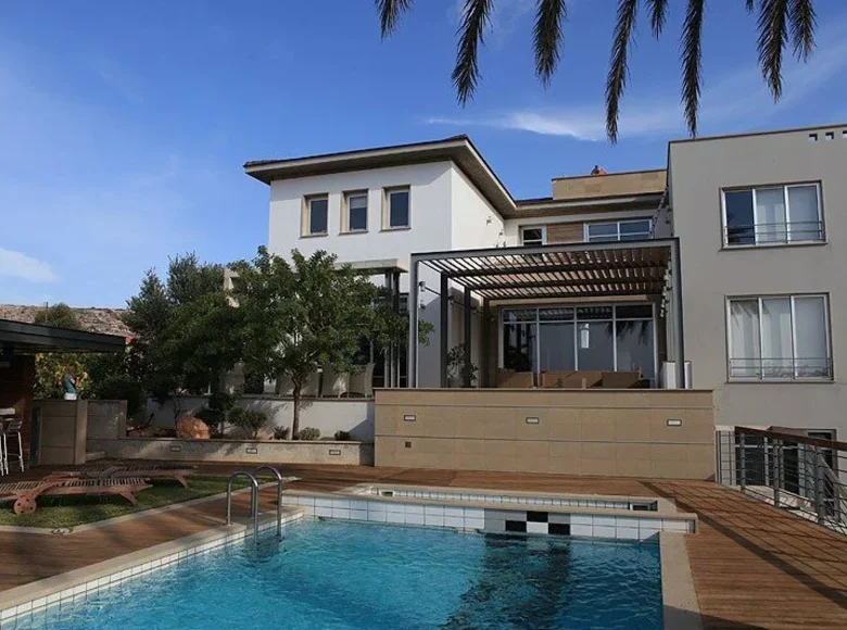 4 bedroom house 535 m² Konia, Cyprus