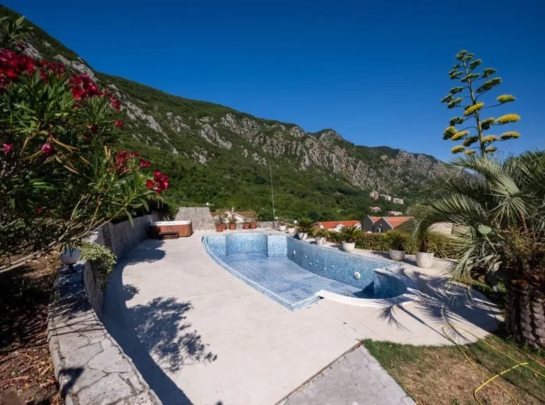 Haus 5 zimmer 450 m² Dobrota, Montenegro