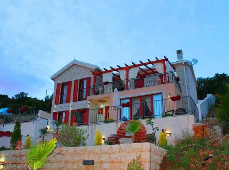 Villa de 4 dormitorios 220 m² Krimovice, Montenegro
