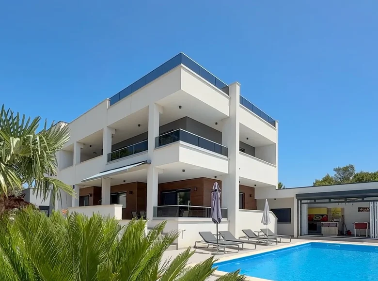 5 bedroom villa 300 m² Opcina Medulin, Croatia