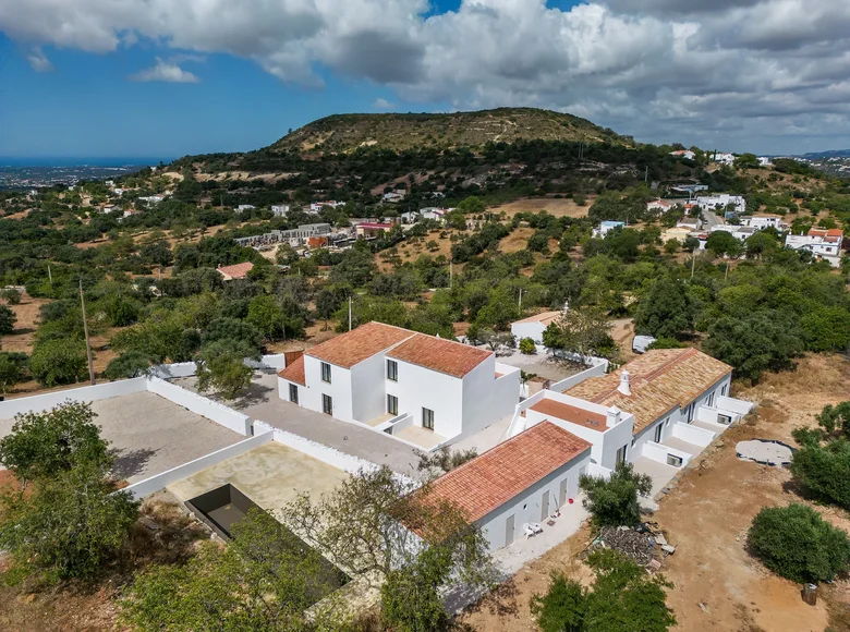 Investissement 550 m² à Santa Barbara de Nexe, Portugal