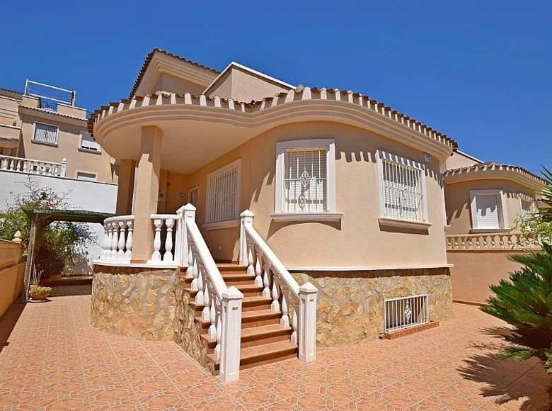 Villa de tres dormitorios 164 m² Orihuela, España