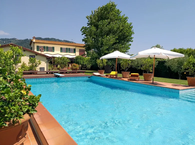 Villa de tres dormitorios 462 m² Bozzano, Italia