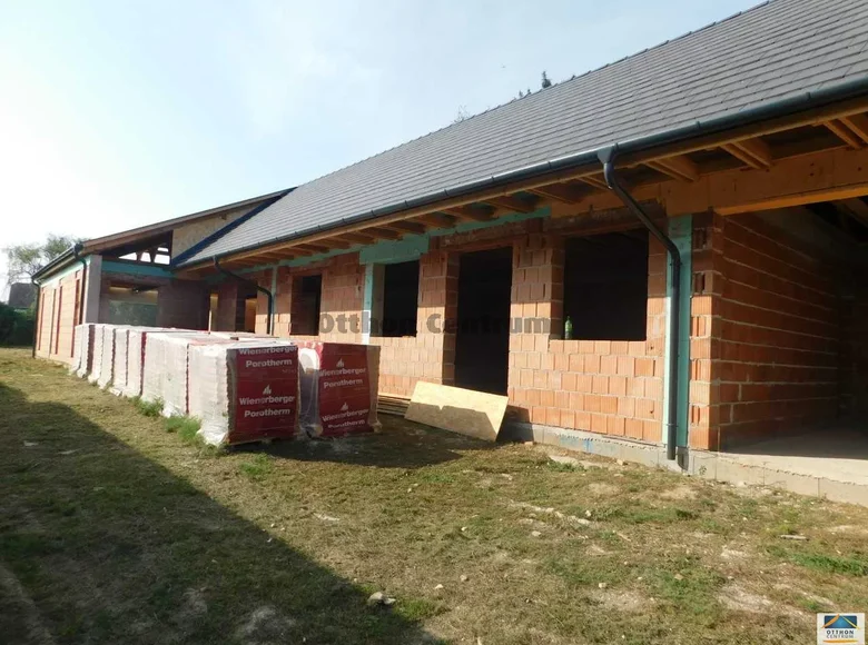 Dom 5 pokojów 222 m² Patak, Węgry