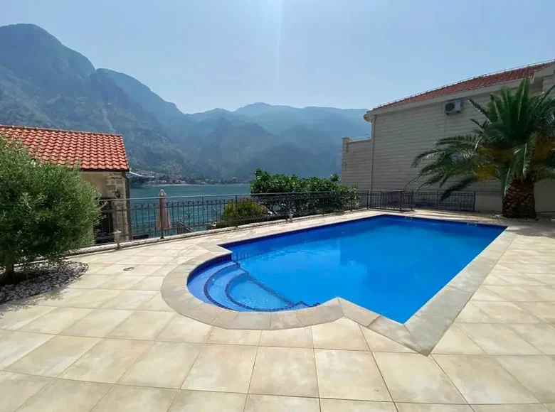 2 bedroom house 97 m² Dobrota, Montenegro