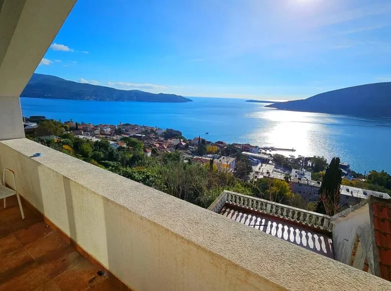 Villa de tres dormitorios 280 m² Montenegro, Montenegro