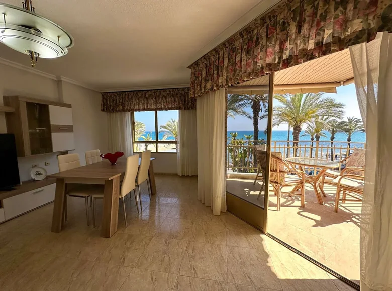 Mieszkanie 4 pokoi 120 m² Torrevieja, Hiszpania