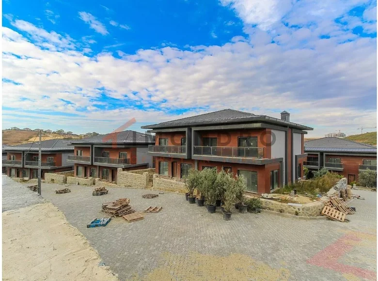 7 room house with balcony, with elevator, with basement for sale in