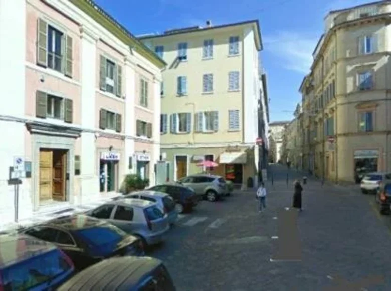 Commercial property 160 m² in Macerata, Italy
