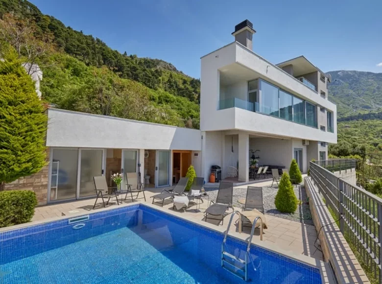 Villa de tres dormitorios 273 m² Tivat, Montenegro