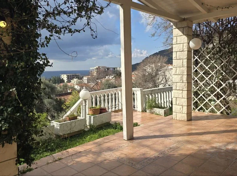 2 bedroom apartment 86 m² Petrovac, Montenegro