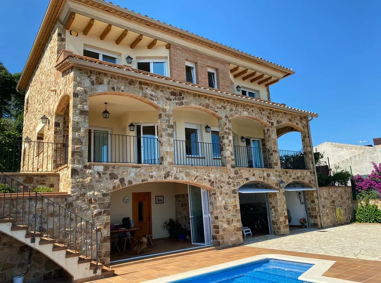 4 bedroom house 373 m² Castell-Platja d Aro, Spain