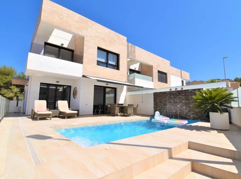 Villa de tres dormitorios 193 m² Orihuela, Španjolska