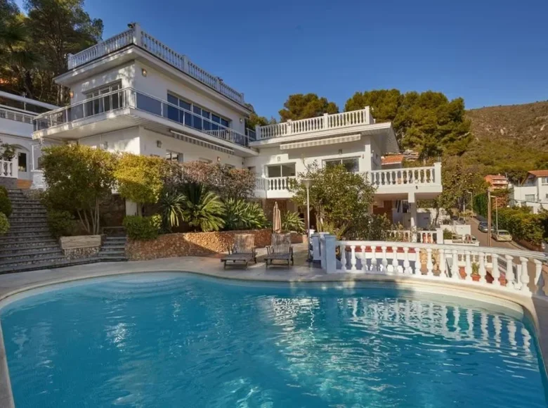 villa de 5 dormitorios 330 m² Castelldefels, Španjolska