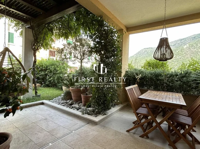 2 bedroom apartment 92 m² Morinj, Montenegro