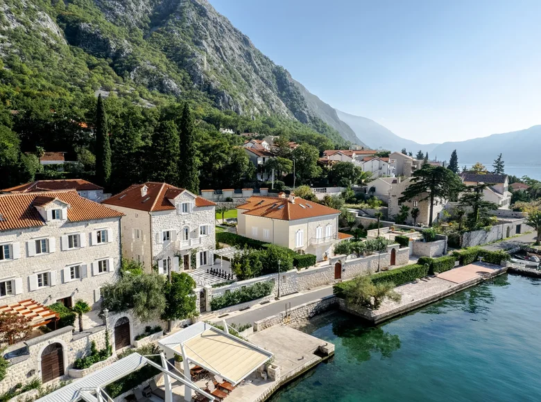 Villa 17 zimmer 491 m² Dobrota, Montenegro