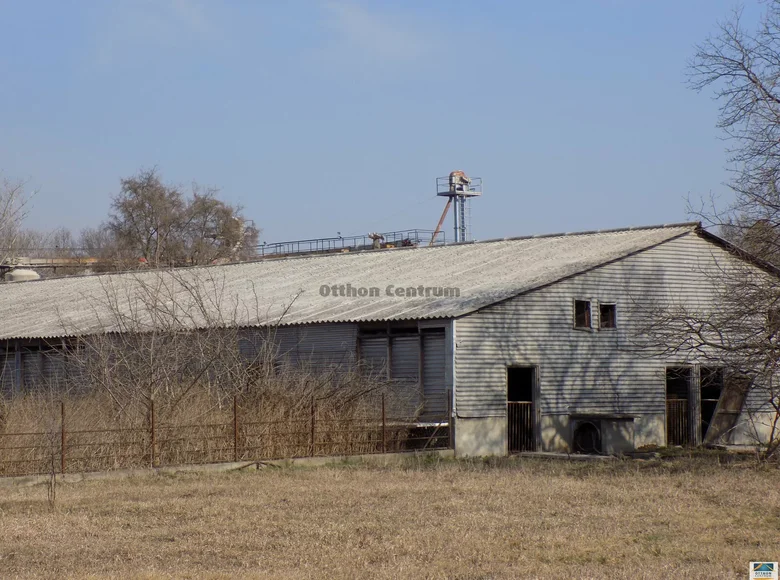 Nieruchomości inwestycyjne 6 100 m² Besnyo, Węgry