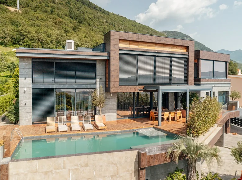 4 bedroom Villa 549 m² Dub, Montenegro