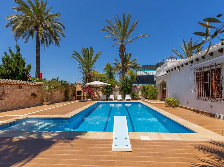 Villa de 4 dormitorios 168 m² Orihuela, Španjolska
