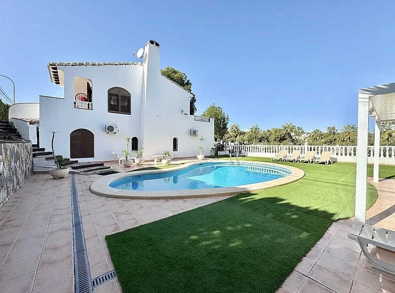 Villa de 4 dormitorios 150 m² Orihuela, España