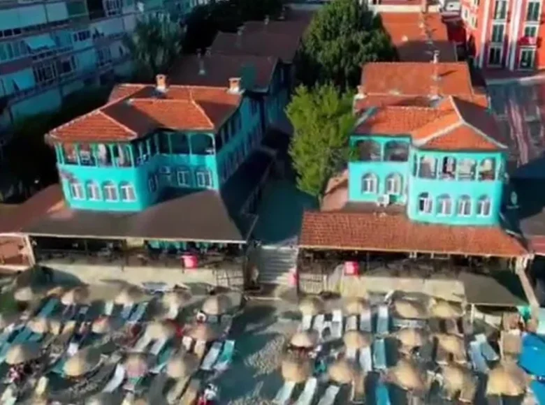 Отель 4* на берегу моря с собственным пляжем в Стамбуле.