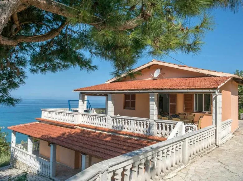 Villa 8 bedrooms 265 m² Agios Mattheos, Greece